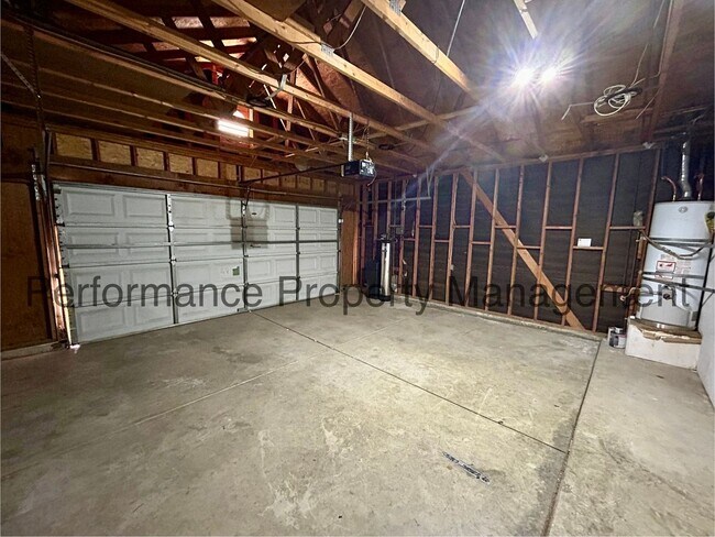 Building Photo - Gorgeous 3 Bed/2 Bath + Office Smart Home ...