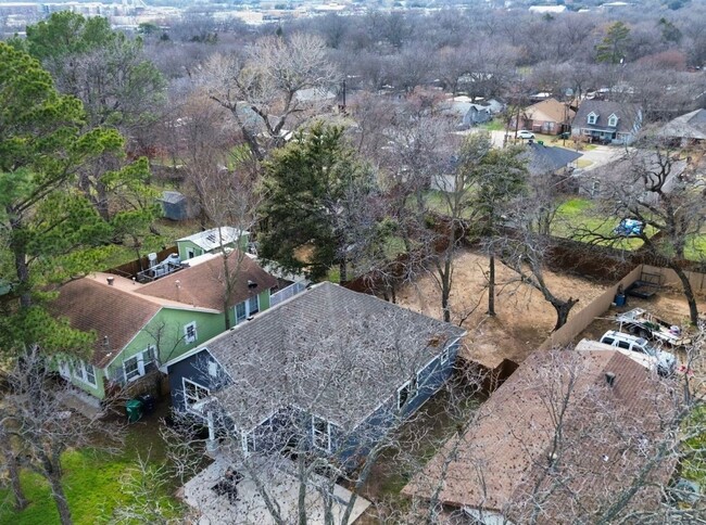 Building Photo - Charming 3 Bed 2 Bath Home - Fenced Backyard!