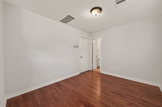 Building Photo - 3308 Clearview Cir