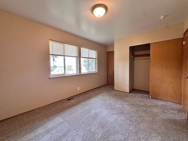 Building Photo - Tradition Kirkland Split Level with Gorgeous Views nestled in the middle of NorKirk