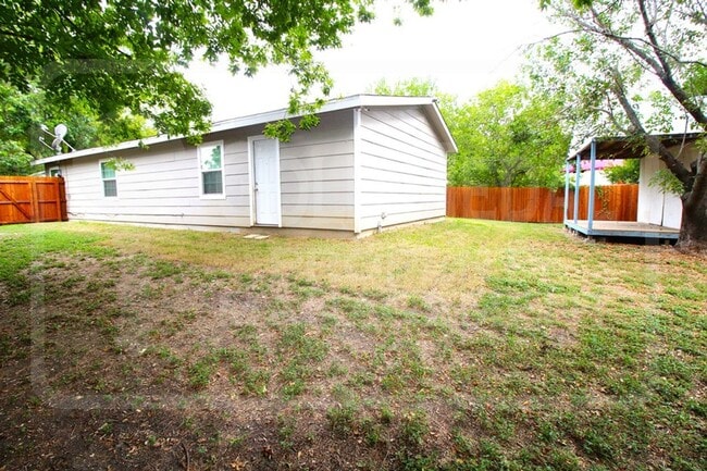 Building Photo - 205 E Vardeman Ave