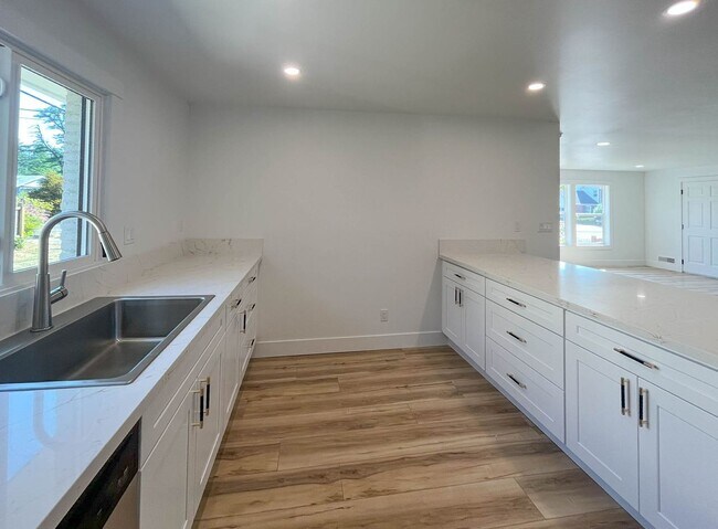 Building Photo - Charming NE Portland Apartment Near Parks, Shops & Transit