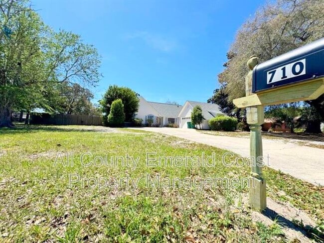 Building Photo - 710 Swan Ln