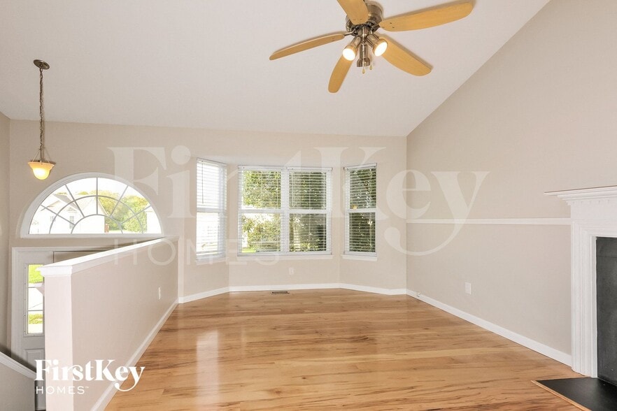 Building Photo - 2487 Waterfront Dr