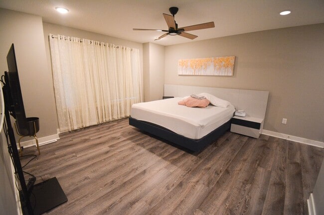 Building Photo - 5 Bed | 3 Bath | Luxury Living at Its Finest