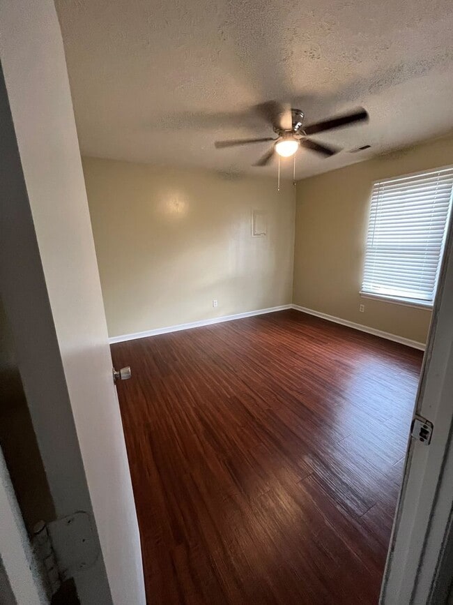 Building Photo - 3 Bedroom, 1.5 Bath in Great Location
