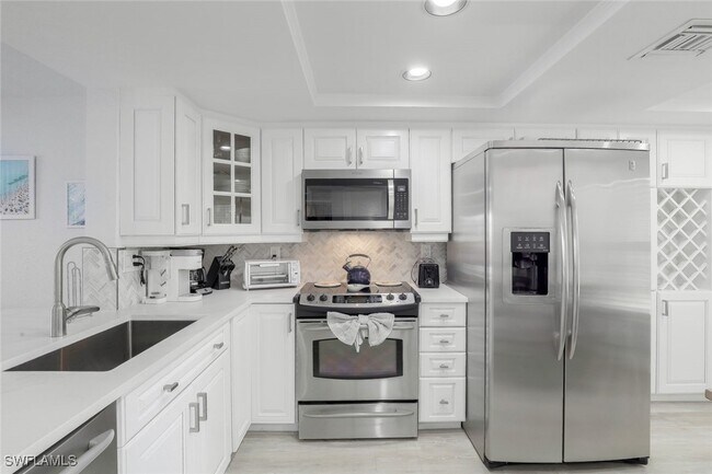 Building Photo - 9101 Vanderbilt Dr