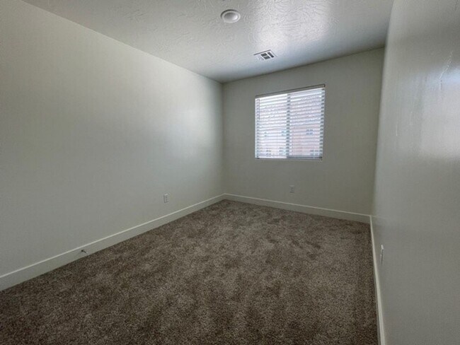 Building Photo - Desert Bluff 4 Bed Home!