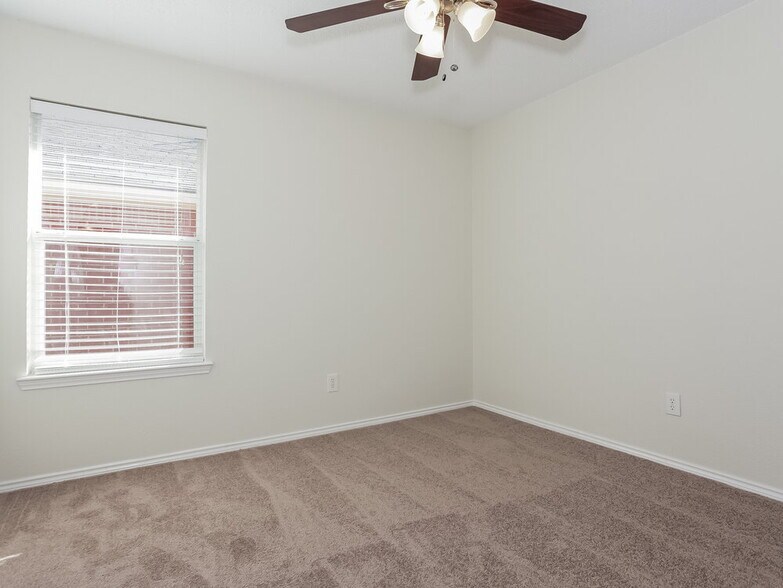 Building Photo - 11008 Briaroaks Dr