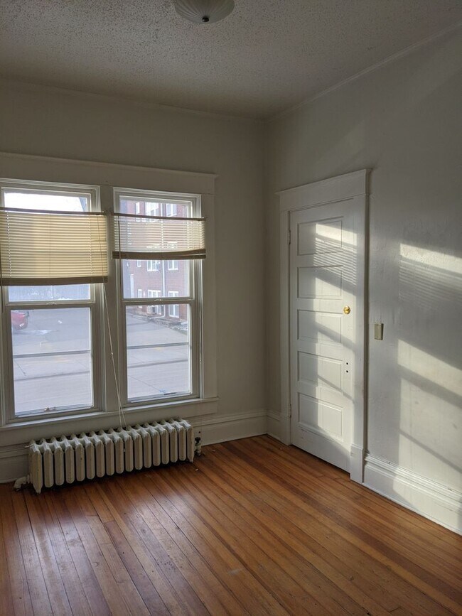 Building Photo - AVAILABLE NOW!  4-bedroom, 2-bath house across from Kinnick!