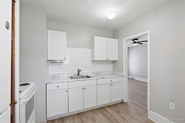 Building Photo - 735 E Maxlow Ave
