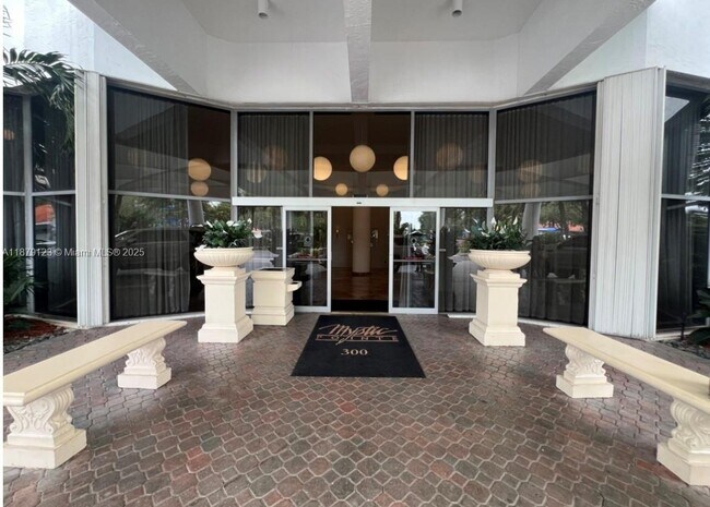 Building Photo - 3600 Mystic Pointe Dr