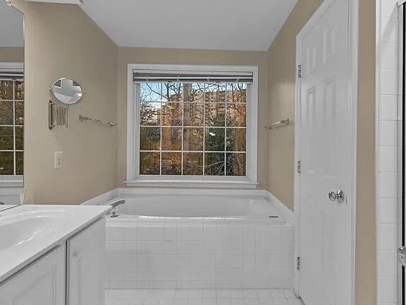 Master Bathroom (Upstairs) - 6215 Split Creek Ln