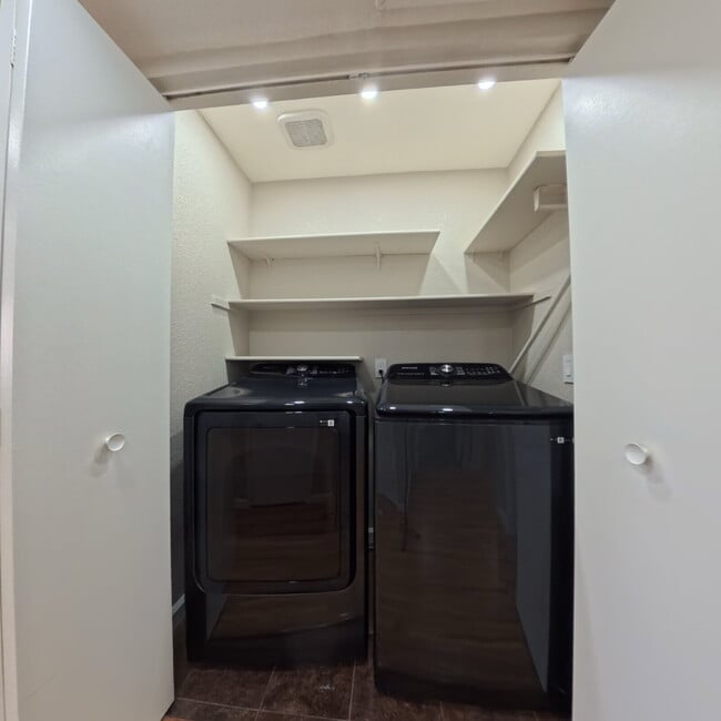 Building Photo - Stunning 2-Bedroom Condo 2nd Floor at The Lakes!