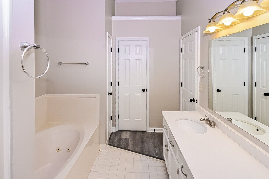 Building Photo - 1700 Brentwood Trce