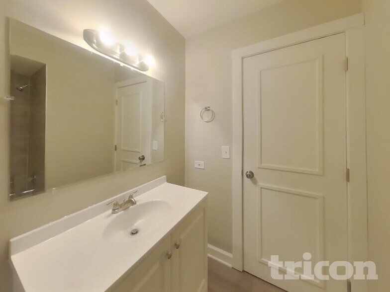 Building Photo - 11050 Parkside Ave