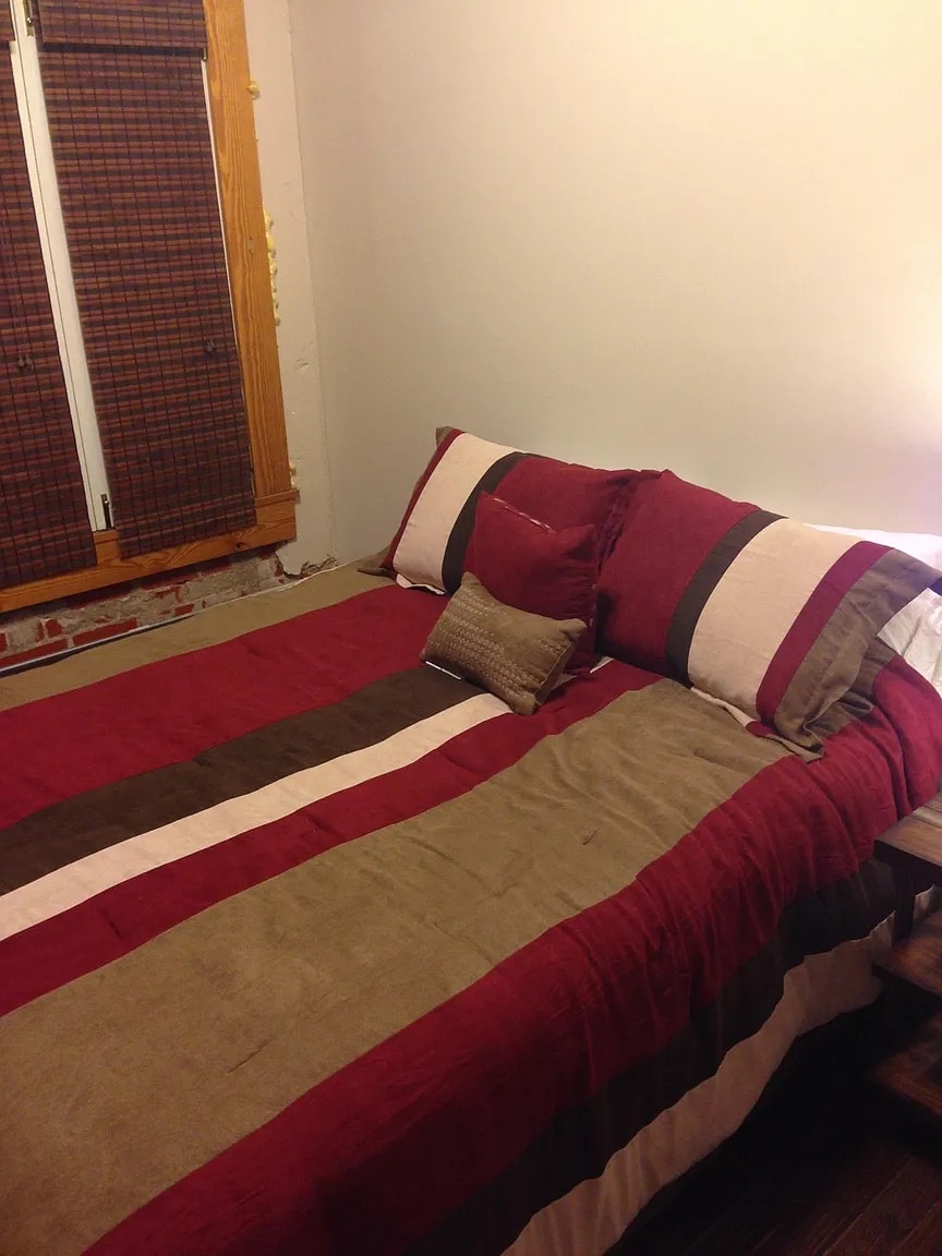 Building Photo - Room in Condo on E San Antonio St