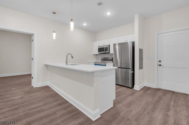 Building Photo - 751 Vose Ave