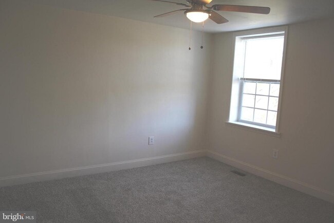 Building Photo - 204 Maple St