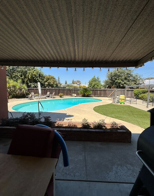 Building Photo - Stylish 3-Bedroom Home with 2.5 Baths and a 2-Car Garage in a Prime Reedley Location!