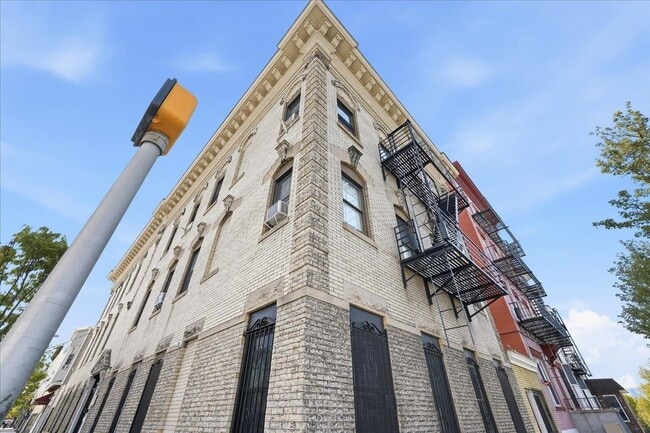 Building Photo - 817 10th St