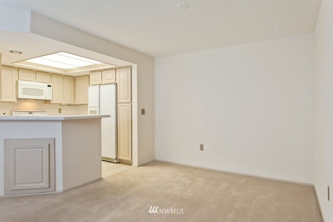 Building Photo - LOCATION, LOCATION, LOCATION wonderful 2 bedroom in the Carlyle.