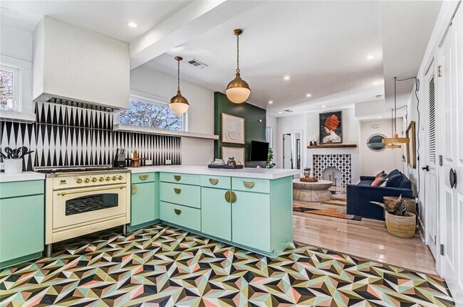 Building Photo - 724 Charles Allen Dr NE