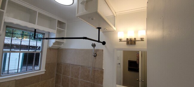 Building Photo - Amazing 4 bedroom/2 bath Two-story home wi...