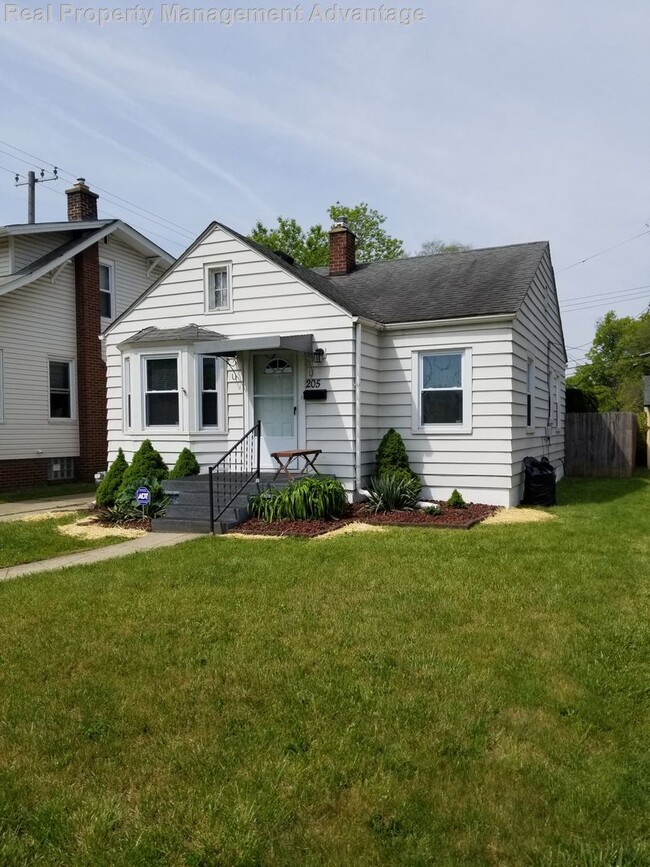 Building Photo - Meticulously Maintained 2 Bedrooms and 1.5 Bathrooms in Ferndale!