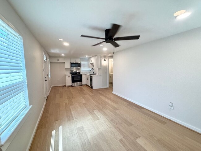 Building Photo - Elegant 2/1 Beach Cottage in Surfside !