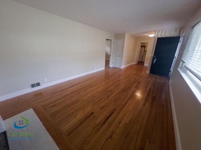 Building Photo - $2,695 - 2 BR/1BA Duplex-Downtown Willow G...