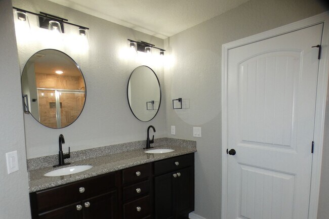 Building Photo - 3-Bedroom Home - The Woodlands
