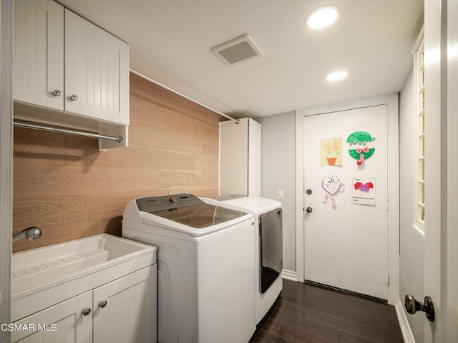 Building Photo - 5235 Evanwood Ave