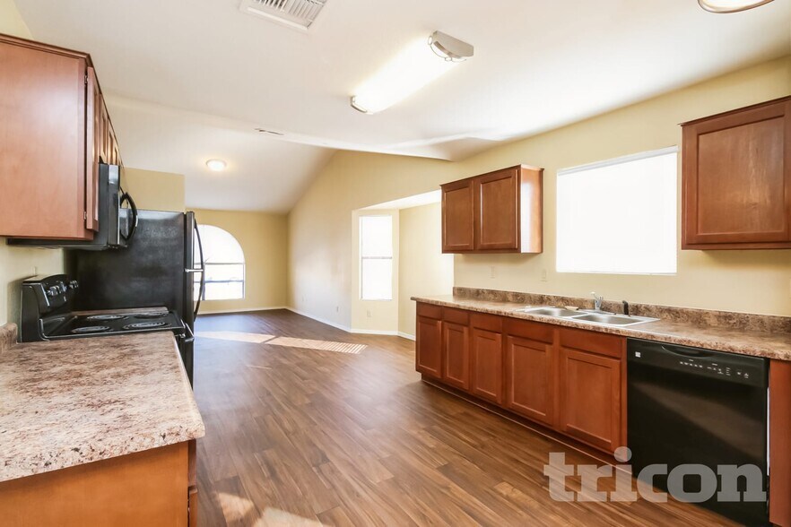 Building Photo - 7743 W Dreyfus Dr