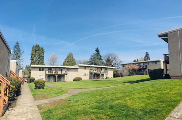 Courtyard - Driftwood Terrace Apartments