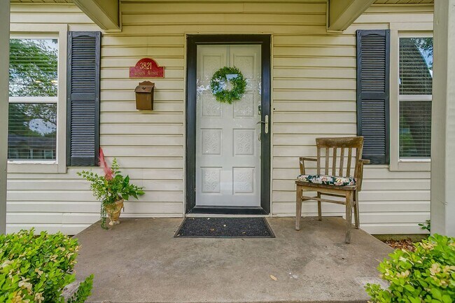 Building Photo - Pristine 2 Bed, 1 Bath Home for Rent in the Cultural District- 76107