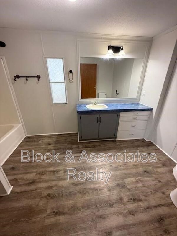 Building Photo - 103 W Strider St