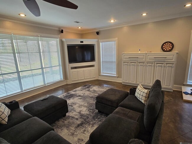 Building Photo - 9235 Worthington Lake Ave