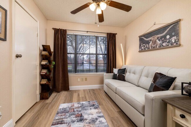 Building Photo - 8467 Willow Creek Dr