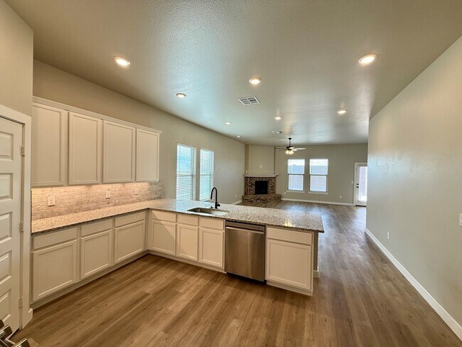 Building Photo - 6101 Poppy Dr