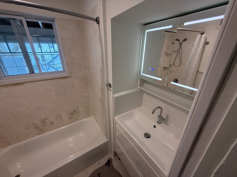 Building Photo - 10 Fulkerson St