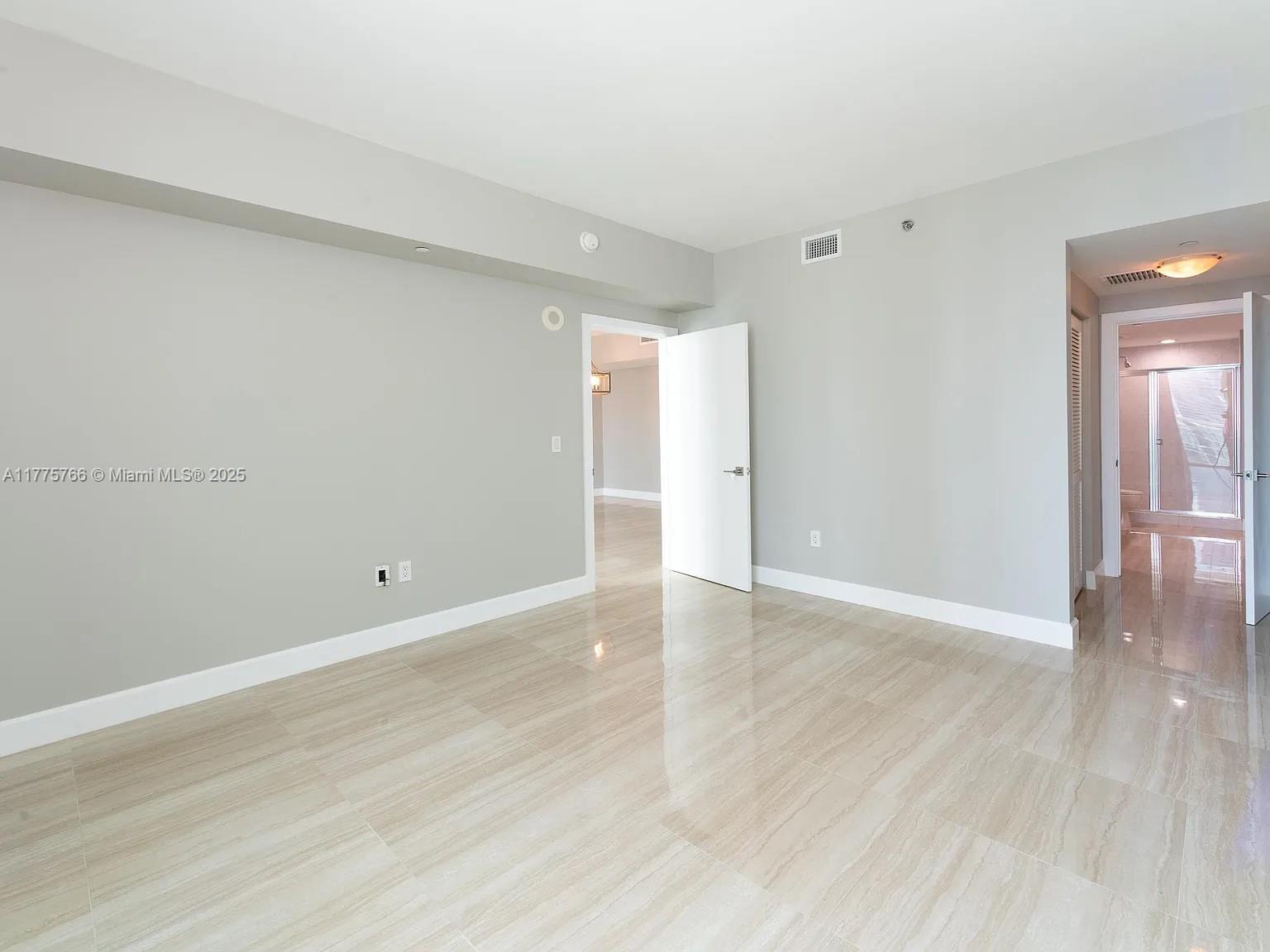 Building Photo - 950 Brickell Bay Dr
