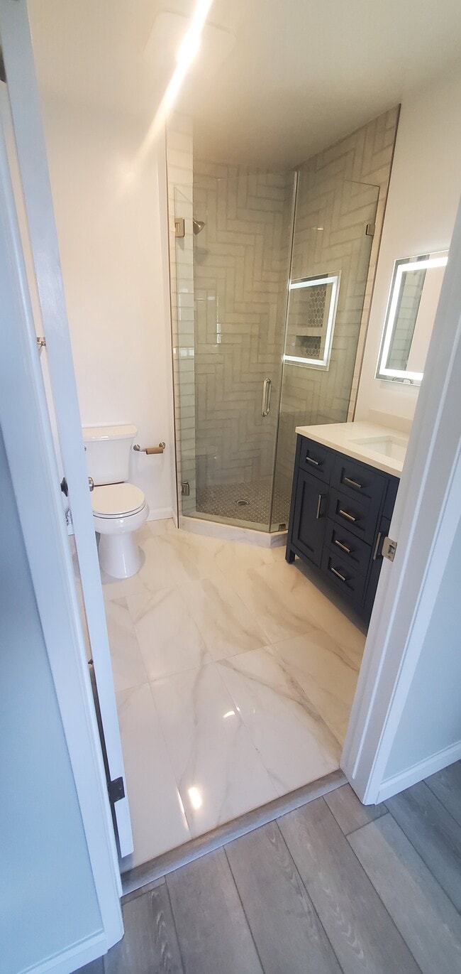 Bedroom 1 with en suite - 11507 Moorpark St