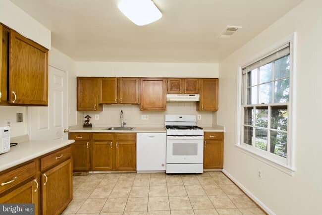 Building Photo - 7810 Lake Pleasant Dr