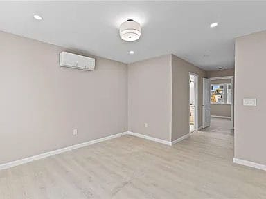 Master Bedroom w full bath - 265 California Ave