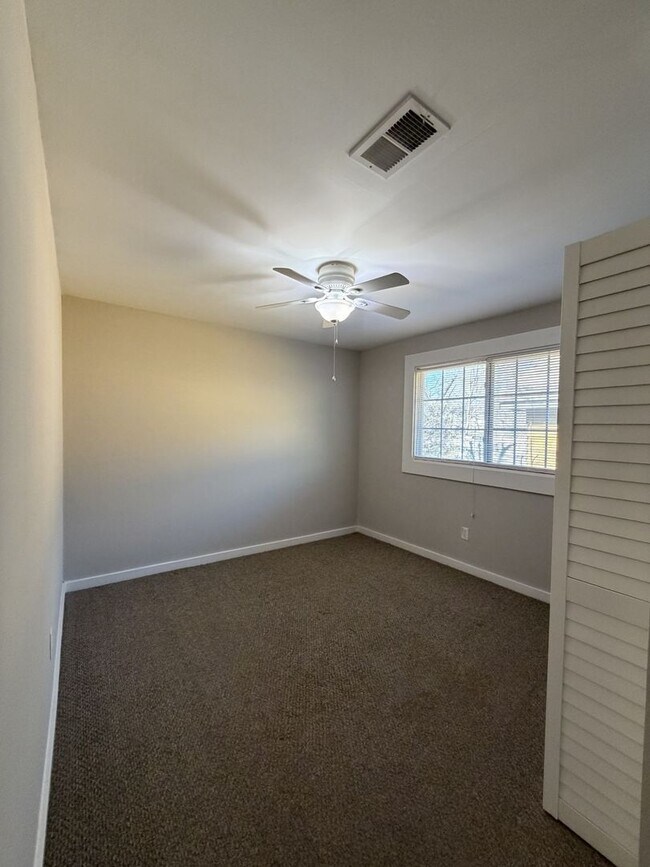 Building Photo - Fully Gated 3 Bed 2 Bath Plus Bonus Room