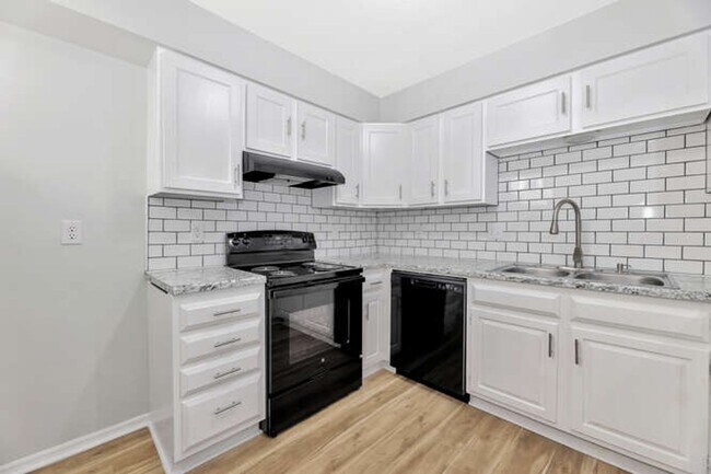 Building Photo - 2025-2027 N. Rosewood Ct.