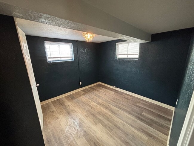 Building Photo - Updated 1 Bed 1 Bath in Central MHK