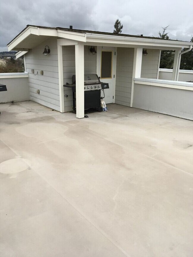 Building Photo - Town Home Tacoma 2bdr 2.5 bath w/ roof top deck & VIEW!!