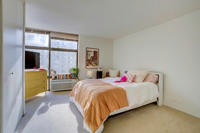 Building Photo - 65 E Scott St